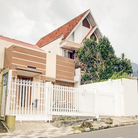 Reddoorz At Wr Supratman Batu Hotell Batu  Eksteriør bilde