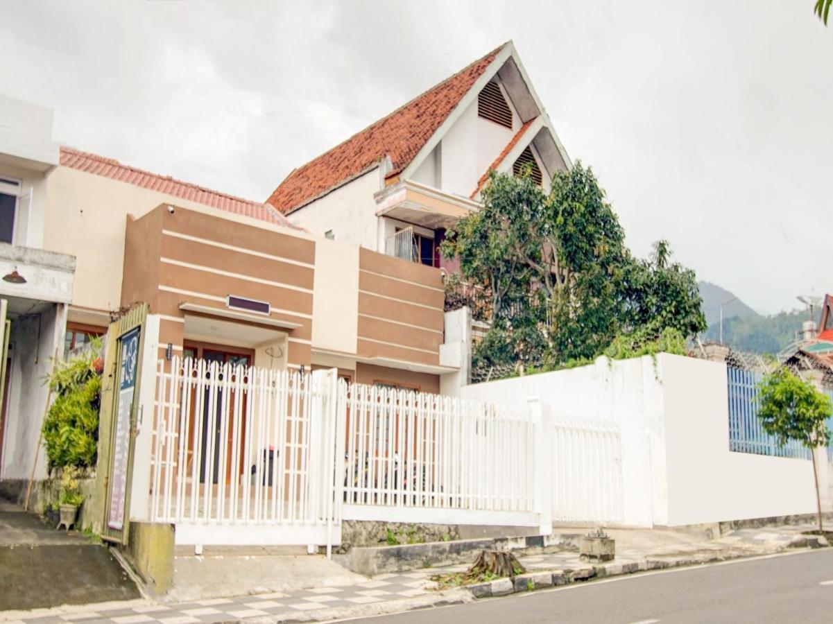 Reddoorz At Wr Supratman Batu Hotell Batu  Eksteriør bilde
